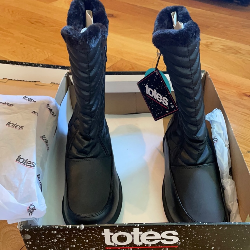 NWT: still in the box Totes size 9!